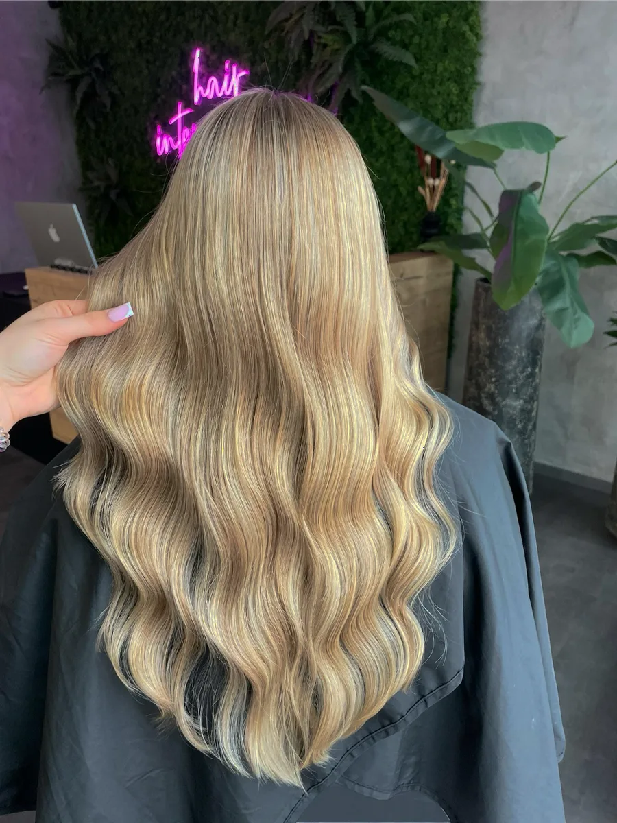 Blonde Balayage in Wellen – VEÍZU HAIR